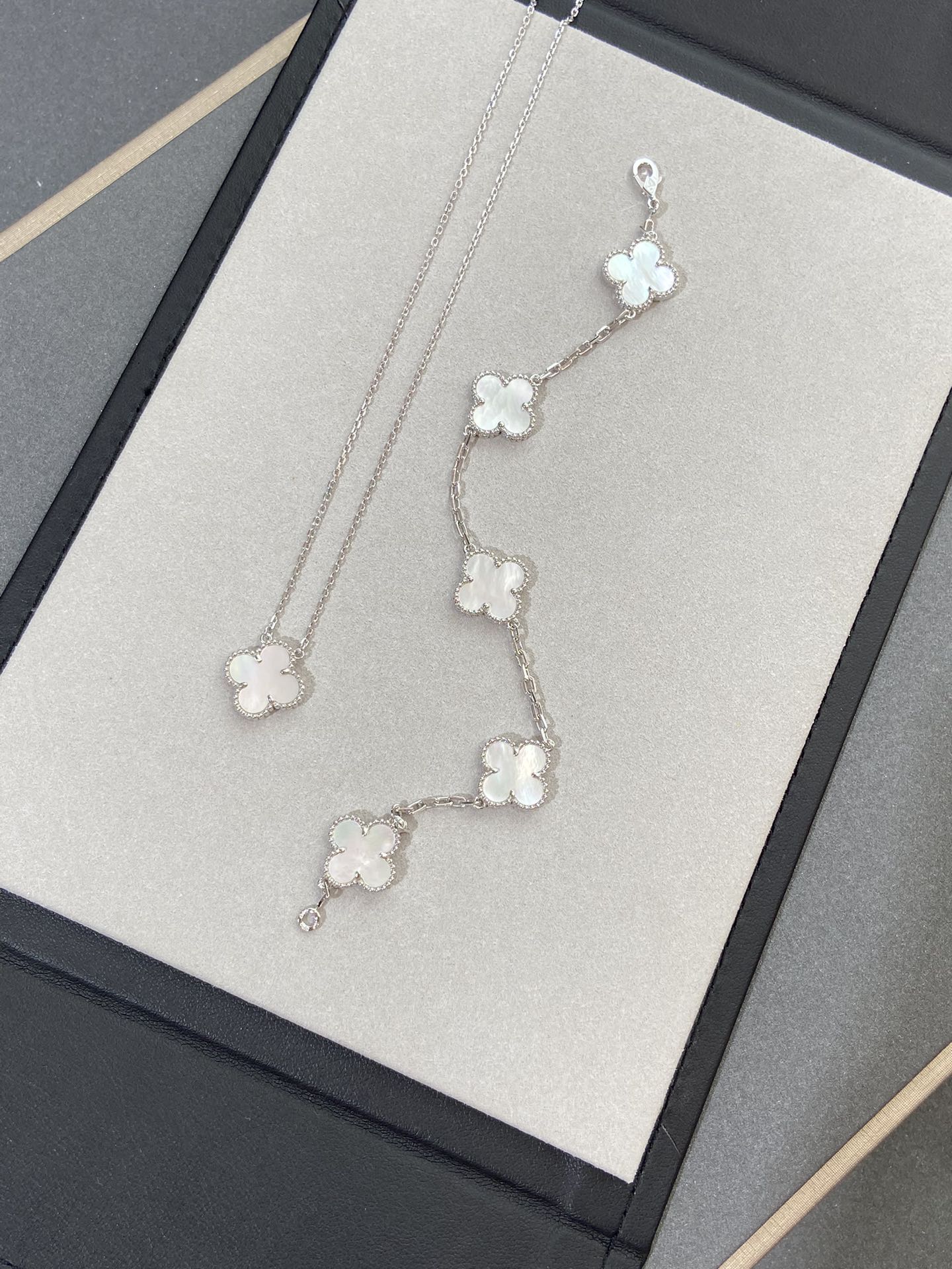 [Royal]CLOVER SILVER MOP 5 MOTIF BRACELET