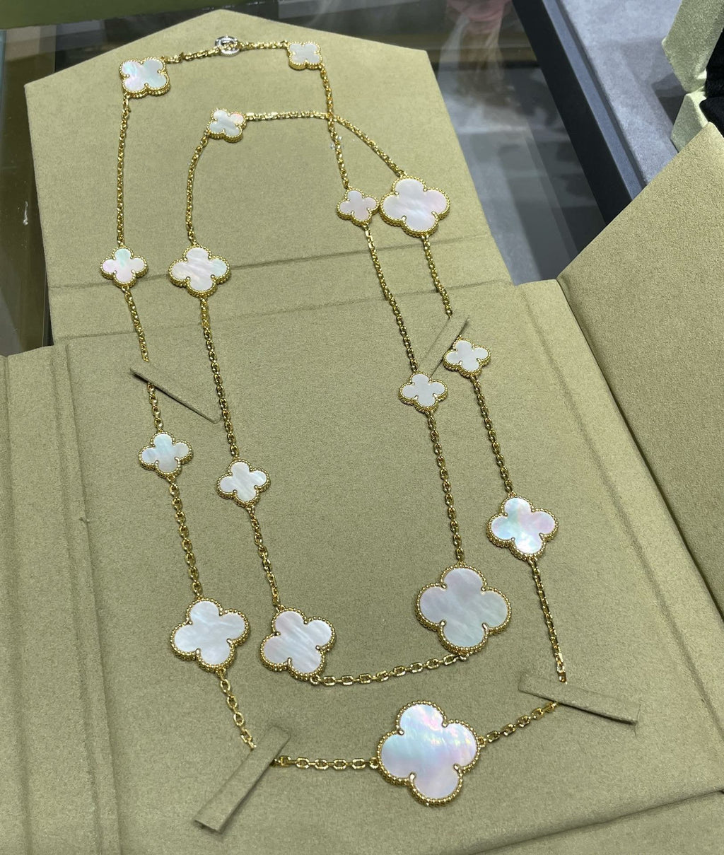 [Royal]CLOVER 16 MOTIF WHITE MOP GOLD NECKLACE